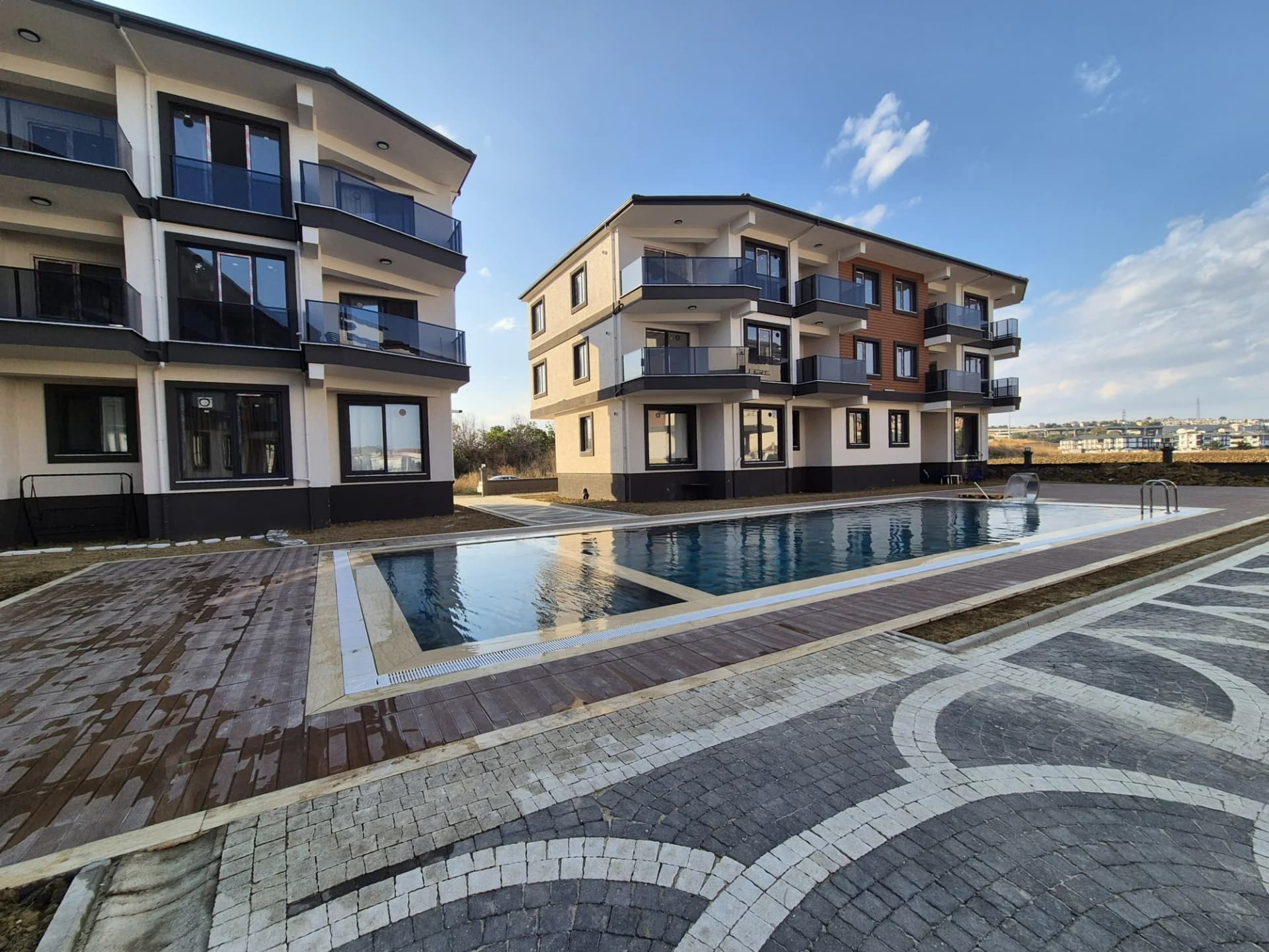 Seçkin Site Yaşamı | Ara Kat | Prestijli Proje Havuzlu 2+1 Daire | Kumbağ Mah. — görsel 2