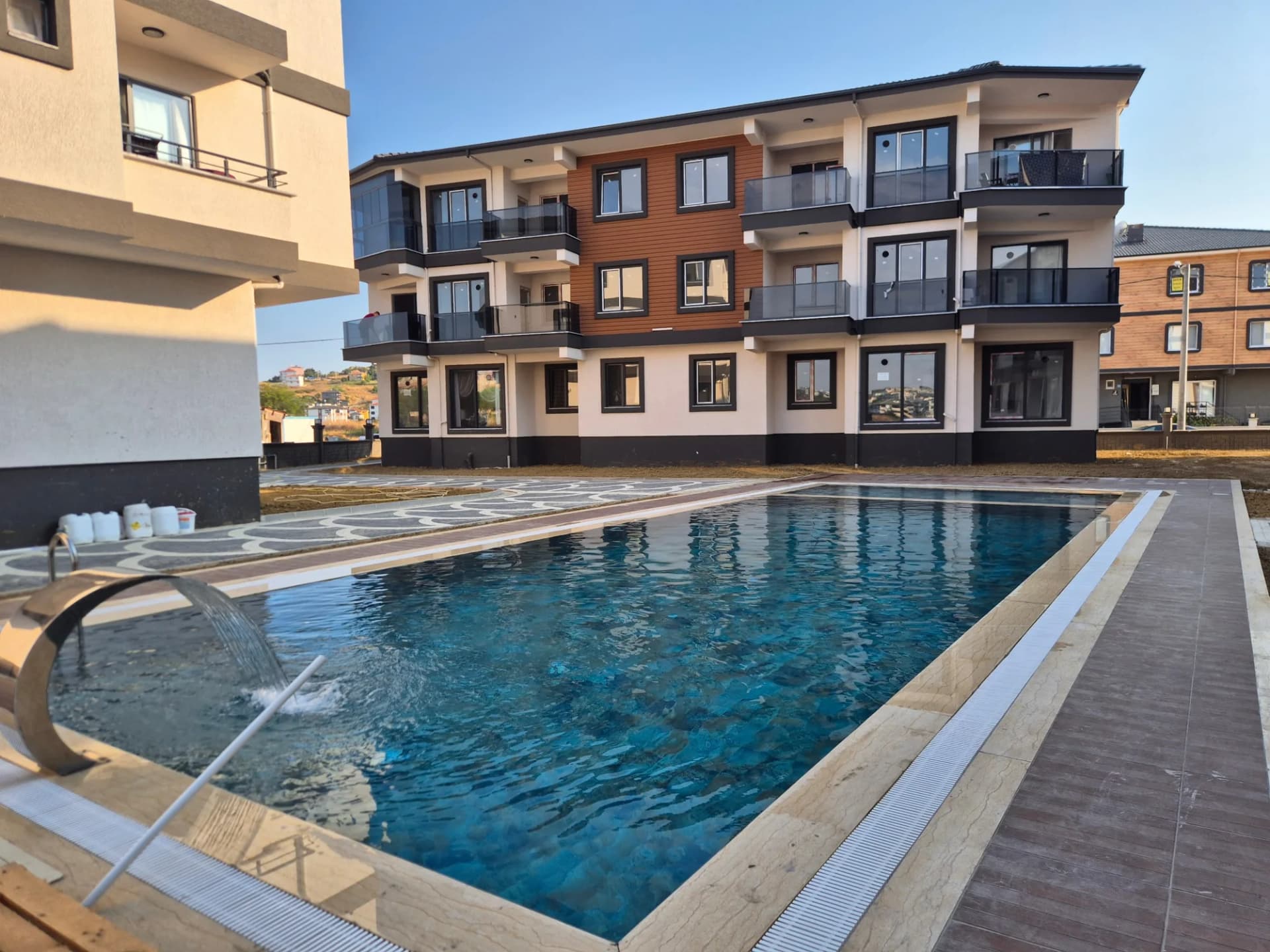 Seçkin Site Yaşamı | Ara Kat | Prestijli Proje Havuzlu 2+1 Daire | Kumbağ Mah. — görsel 1