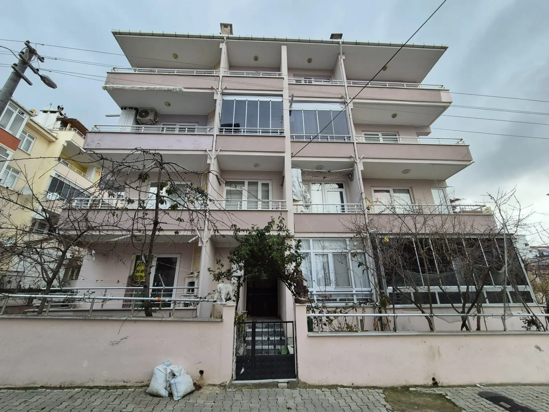 Pazar Sokağında | Ana Caddeye Yakın | Giriş Kat Eşyalı 1+1 Daire | Kumbağ Mah. — görsel 1